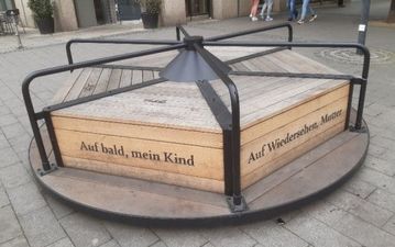 Denkmal „Waisenkarussell“ an der Kreuzung Gallusanlage/Kaiserstraße